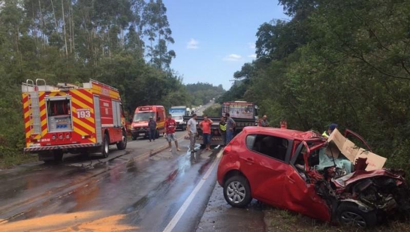 Estudante fica gravemente ferida em acidente com caminhão