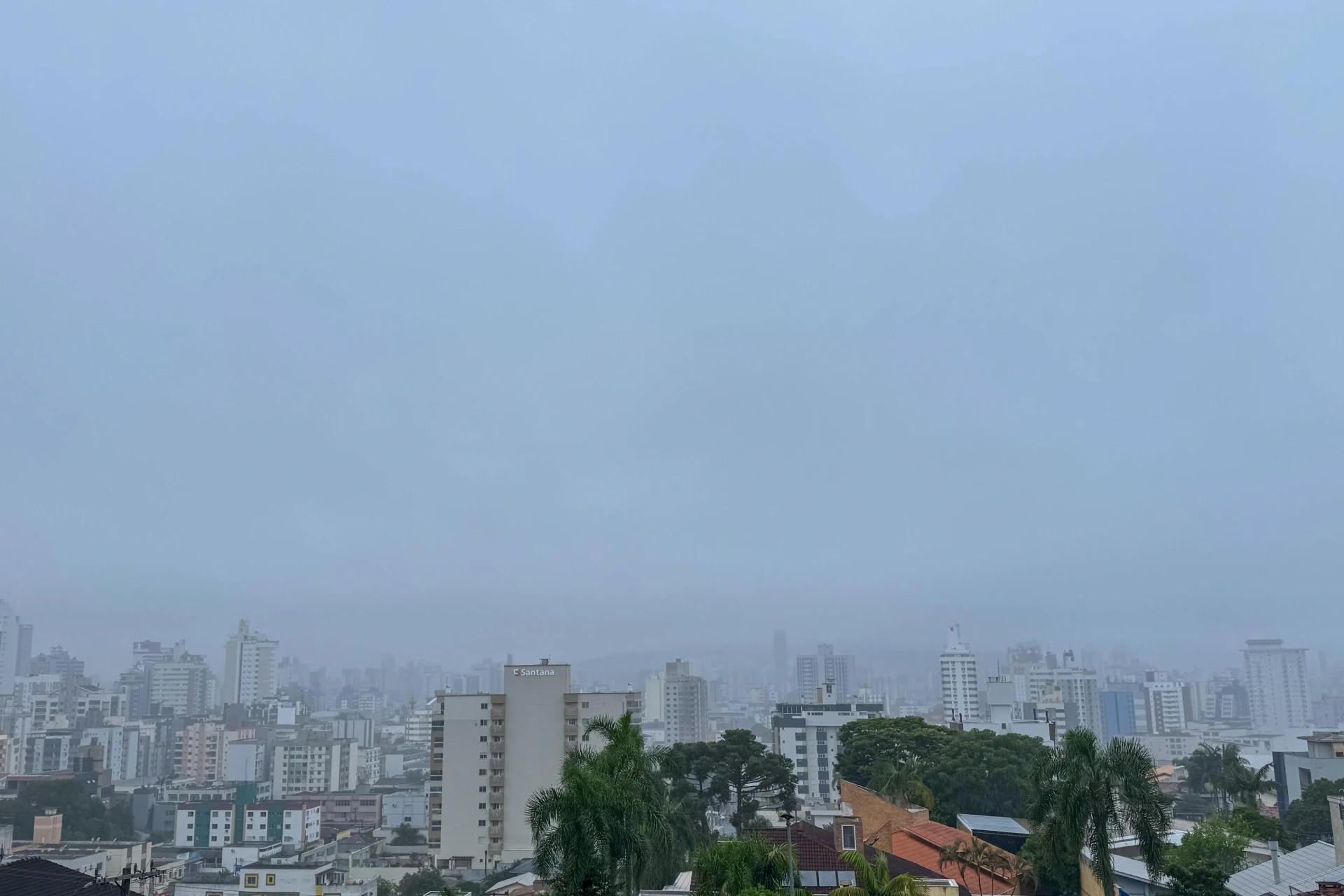 Defesa Civil emite alerta para temporais e risco de alagamentos em SC