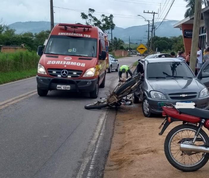 Motociclista sofre fratura na perna após colisão em Capivari de Baixo