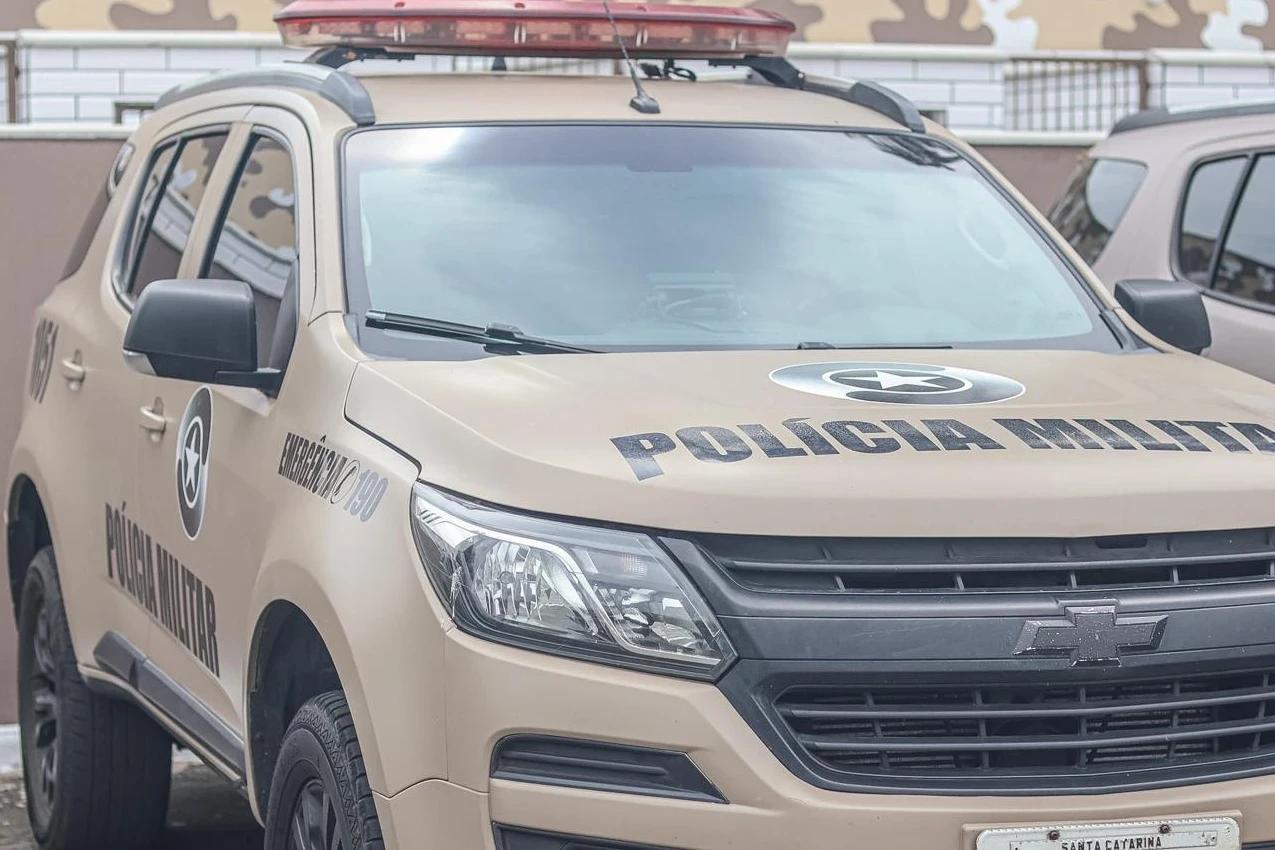 Foragido da prisão invade casa e ameaça ex-companheira de morte em Criciúma