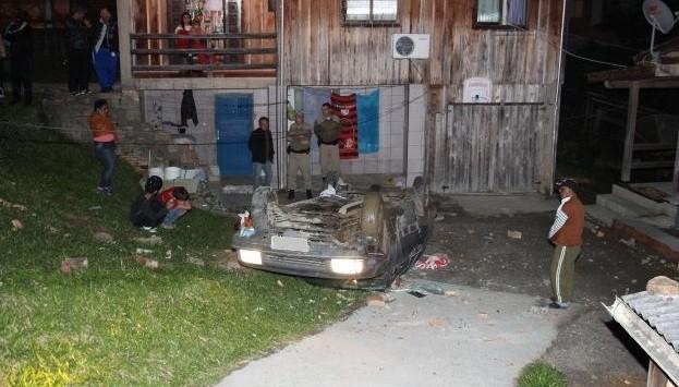 Motorista perde controle da direção e capota no pátio de casa 
