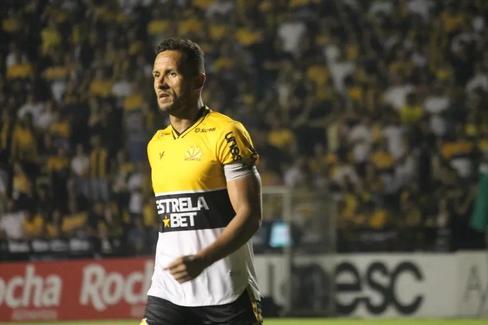 Com atletas suspensos, Cláudio Tencati terá que mudar time para enfrentar o Flamengo