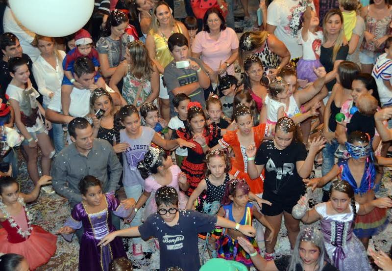 Pequenos caem na folia com o bailinho infantil do Criciúma Shopping