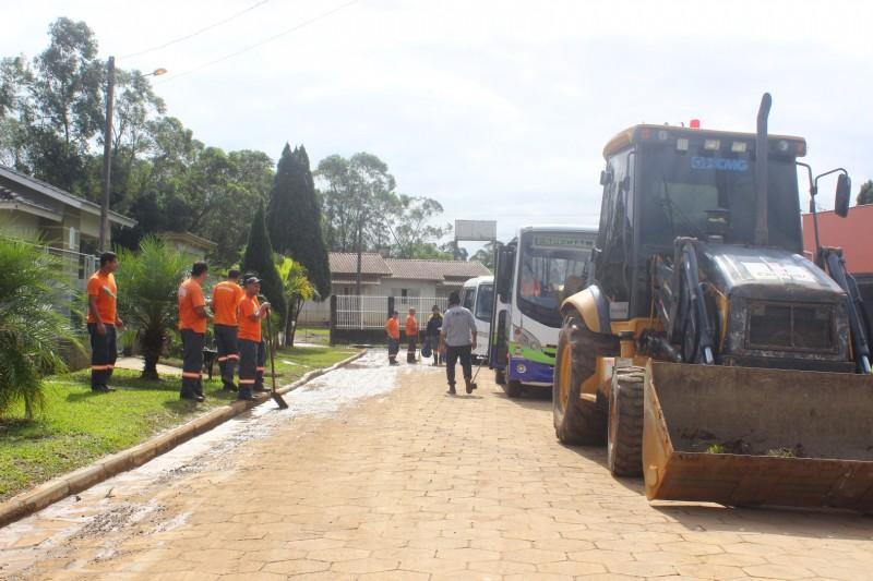 Força-tarefa realiza limpeza de ruas no bairro Sangão