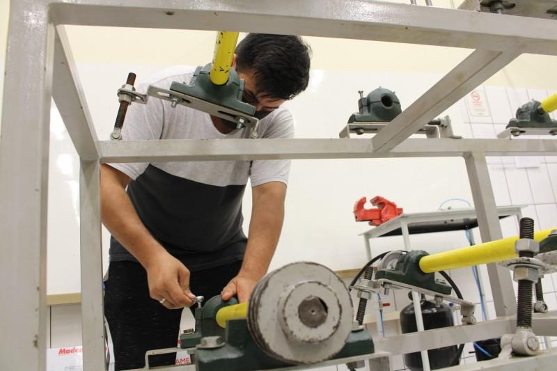 Formação em cursos técnicos amplia empregabilidade na indústria 