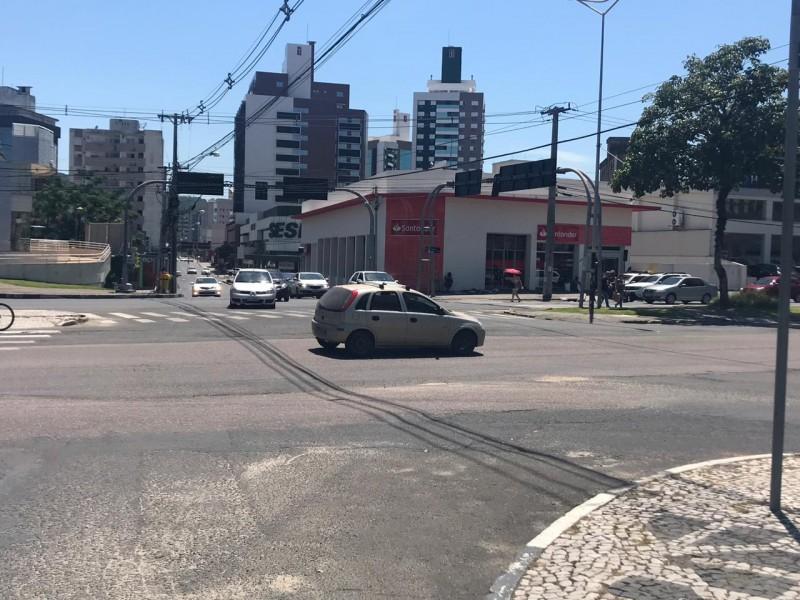 Semáforos intermitentes causam transtorno no trânsito de Criciúma