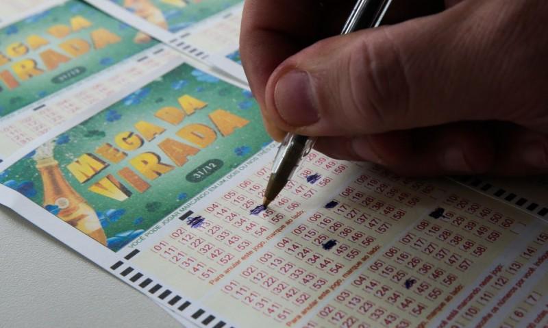 Brasileiros tem até as 17 horas desta sexta-feira para apostar na Mega-Sena da Virada