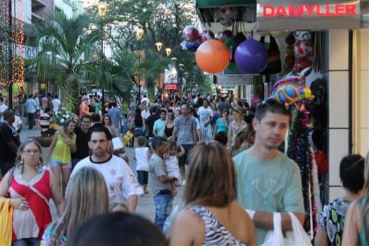 Movimento intenso no primeiro domingo de lojas abertas em Criciúma