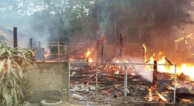 Incêndio atinge galpão de materiais recicláveis e duas residências
