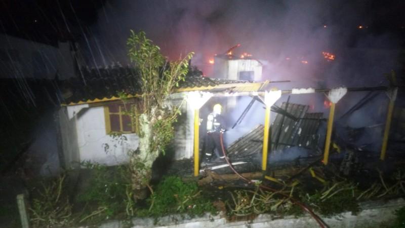 Residência é atingida por incêndio 