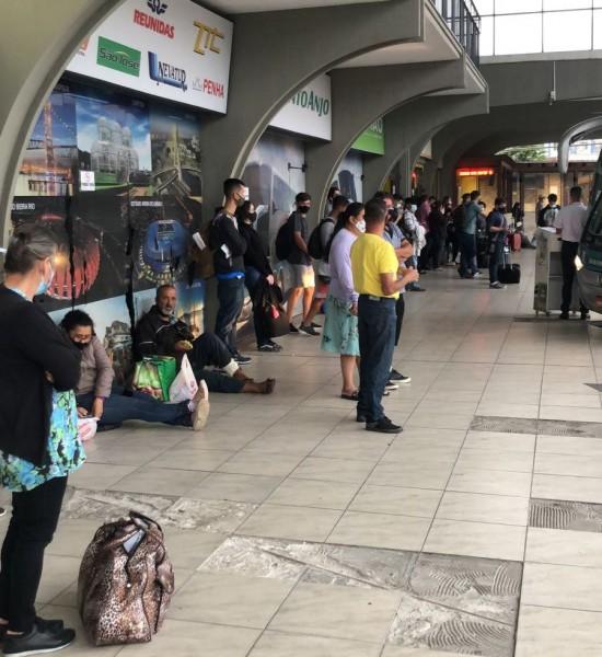 Feriado aumenta movimento de passageiros em rodoviária de Criciúma 