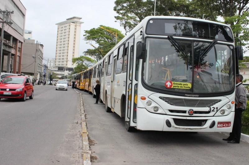 Motoristas paralisam passagem de ônibus por uma hora