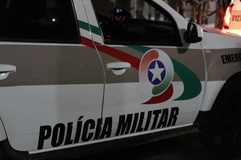 Homem tenta esconder drogas em entulho e é preso com mais de 300 porções de cocaína