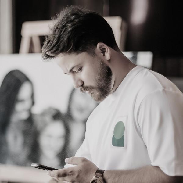 Pregos e linhas viram obras de arte na exposição “Lines” de artista criciumense