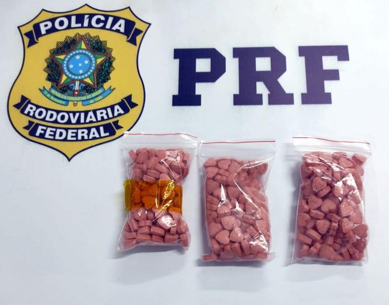 PRF apreende 300 comprimidos de ecstasy com adolescente na BR-101 em Tubarão