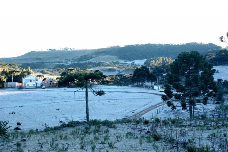 Com 7,8 graus negativos, São Joaquim amanhece esbranquiçado