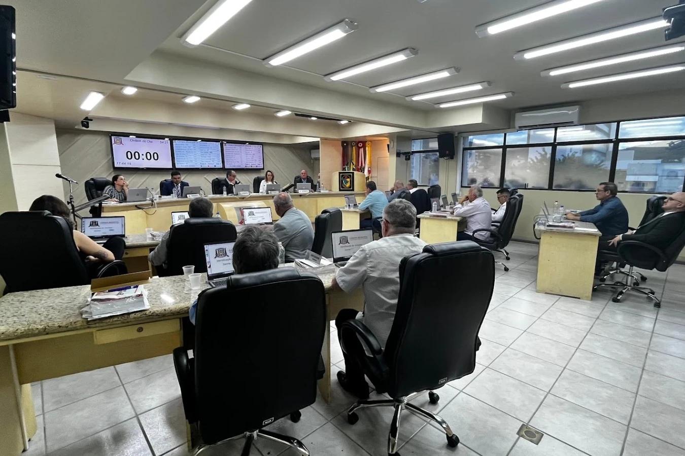 Legislativo criciumense aprova projetos que fazem alterações na gestão pública municipal