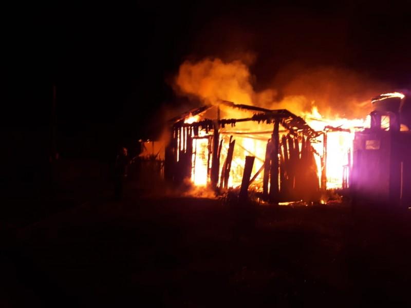 Bombeiros combatem incêndio em residência durante a madrugada