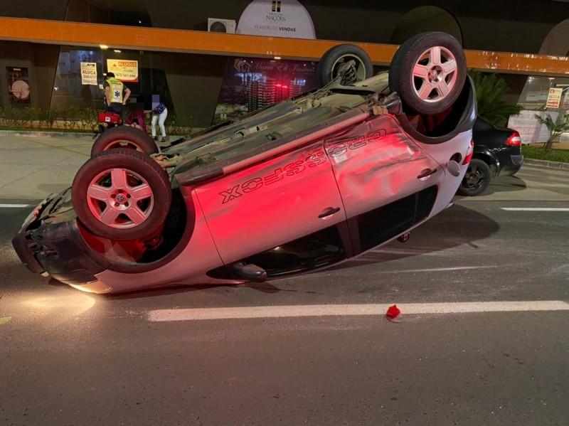 Condutor avança preferencial e causa acidente em cruzamento da avenida Centenário