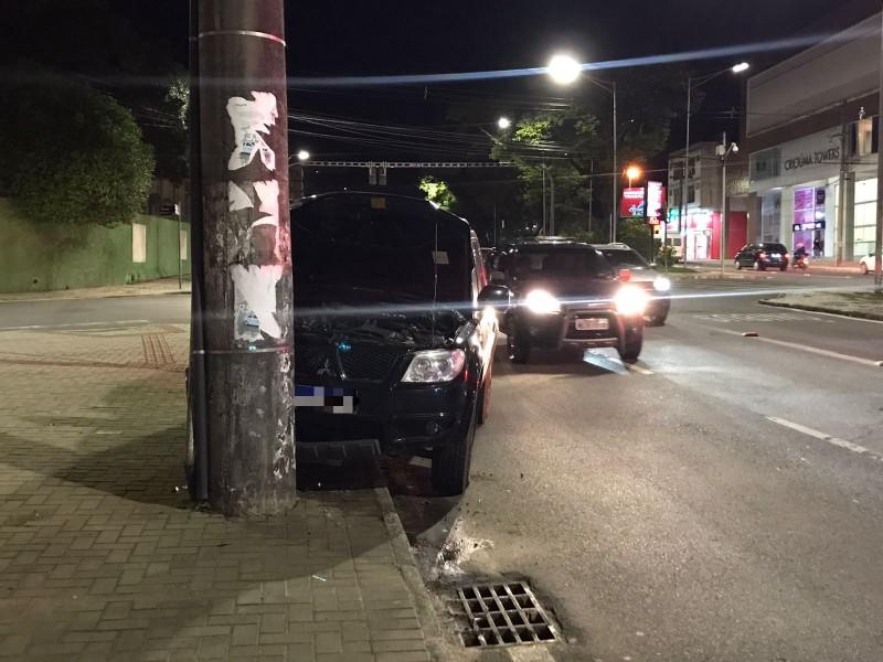 Motorista colide caminhonete contra poste na avenida Centenário