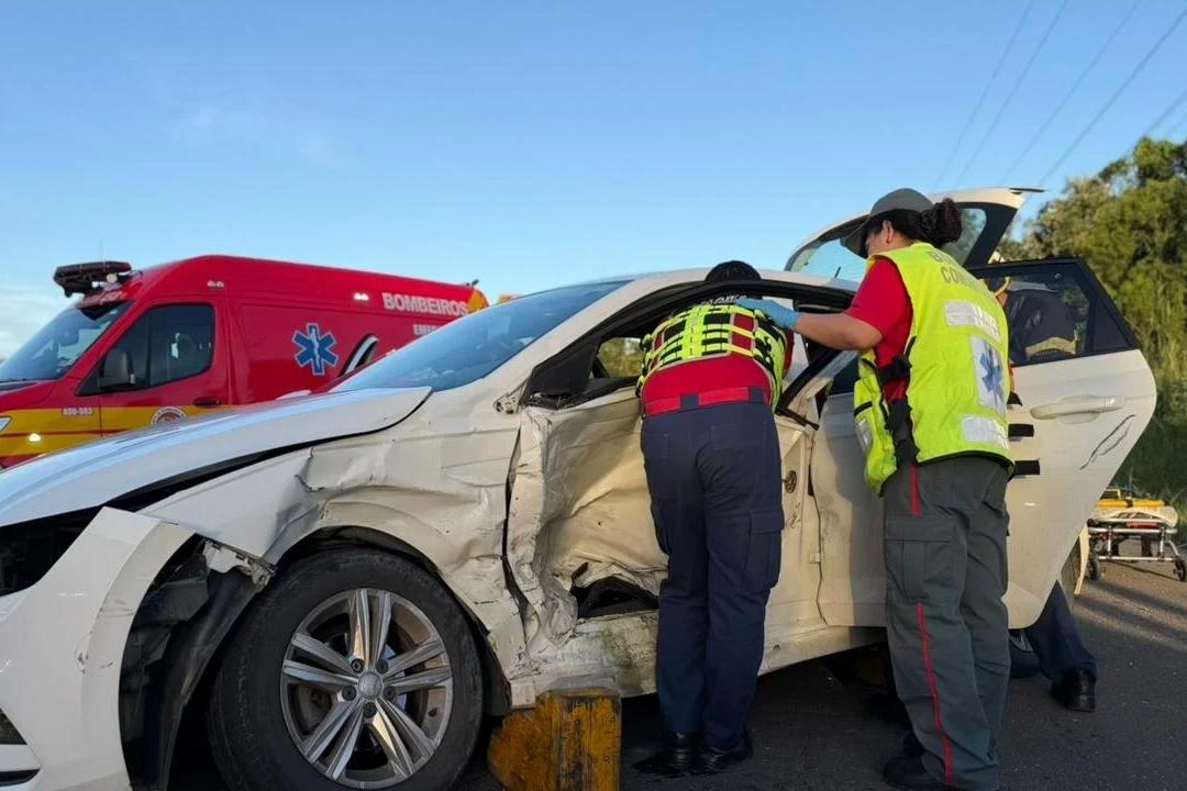 Motorista fica preso às ferragens após acidente em Criciúma