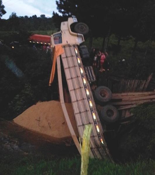 Ponte quebra e caminhão cai em rio entre Jacinto Machado e Praia Grande 