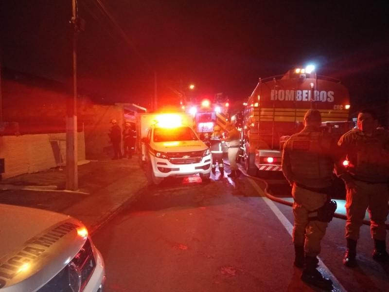 Incêndio atinge casa no bairro Imperatriz; uma adolescente morreu e outra pessoa ficou ferida