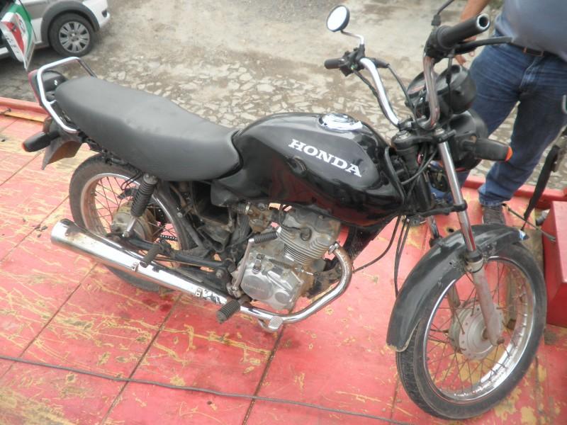 Jovem é preso por furtar motocicleta