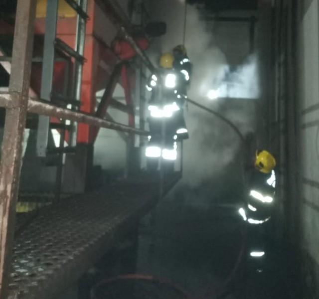 Turvo: bombeiros combatem incêndio em silo de arroz