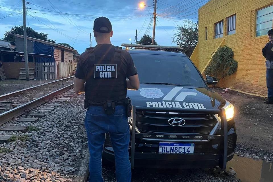 Dupla é presa por tráfico de drogas em operação policial na região dos trilhos em Criciúma