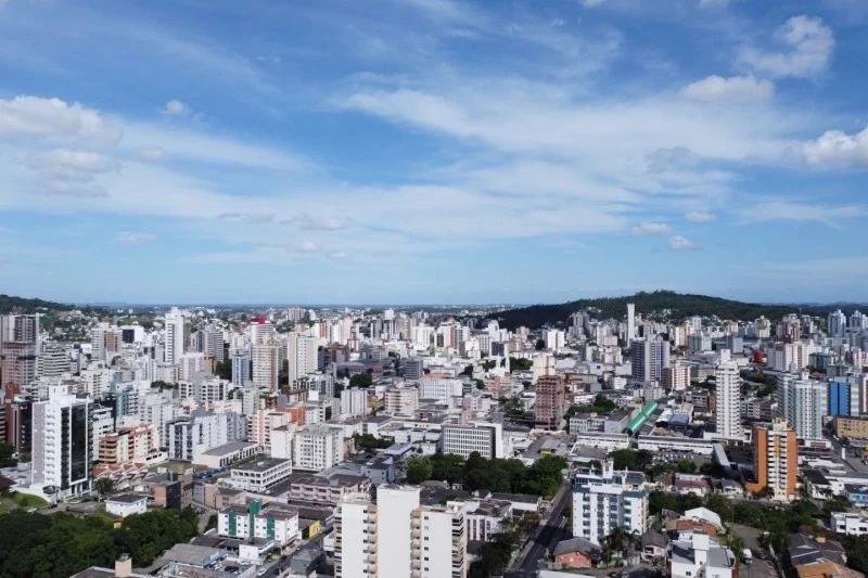 Sol entre nuvens e riscos de chuva com trovoadas marcam o sábado