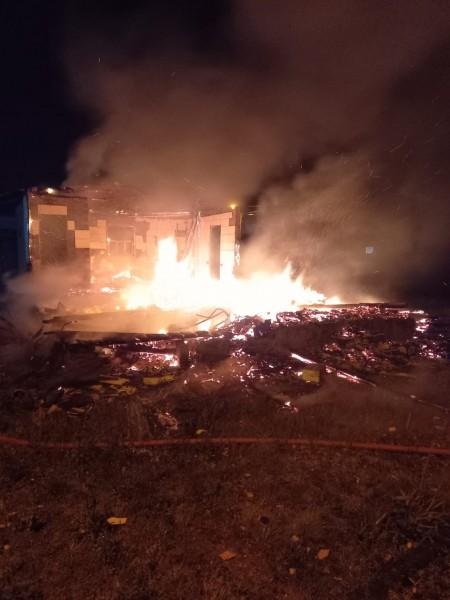 Residência abandonada é destruída por incêndio em Criciúma 
