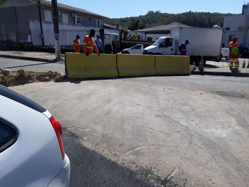 Rótula do bairro São Luiz é fechada e motoristas devem redobrar atenção