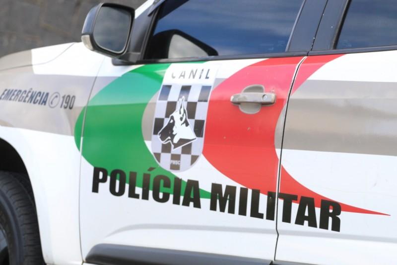 Cão farejador da PM localiza pedras de crack e porções de cocaína 