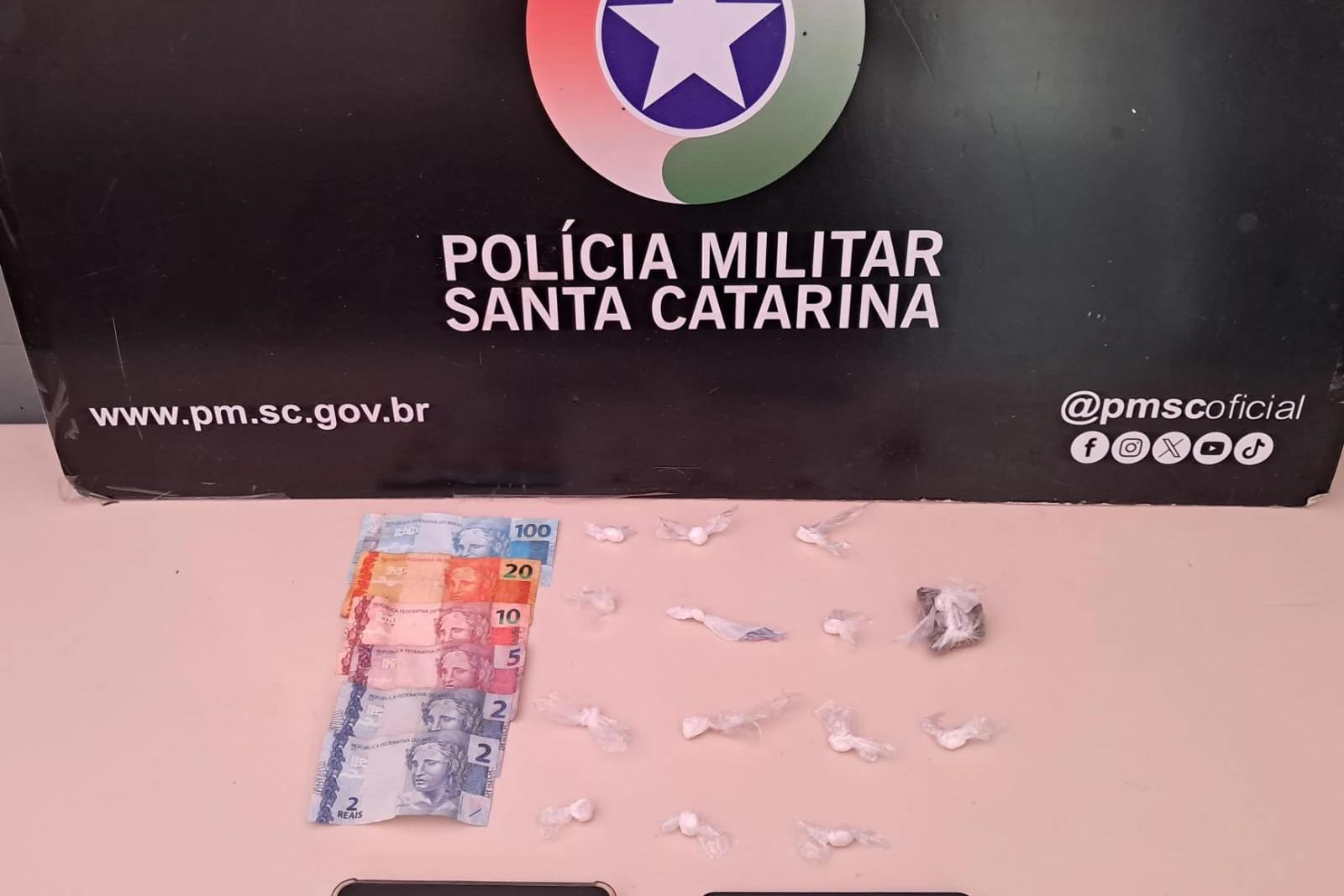 Adolescente é flagrado vendendo drogas em Criciúma