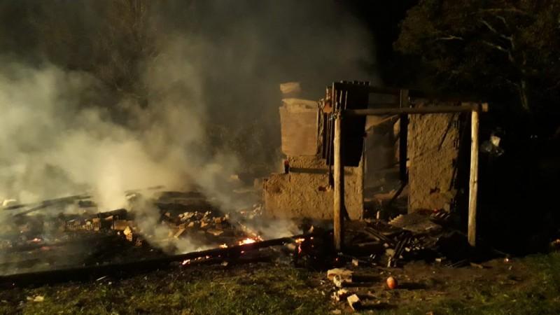 Incêndio destrói casa em Balneário Gaivota