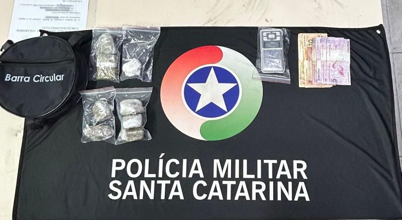 Com auxílio do cão farejador, PM apreende maconha e cocaína em Criciúma 
