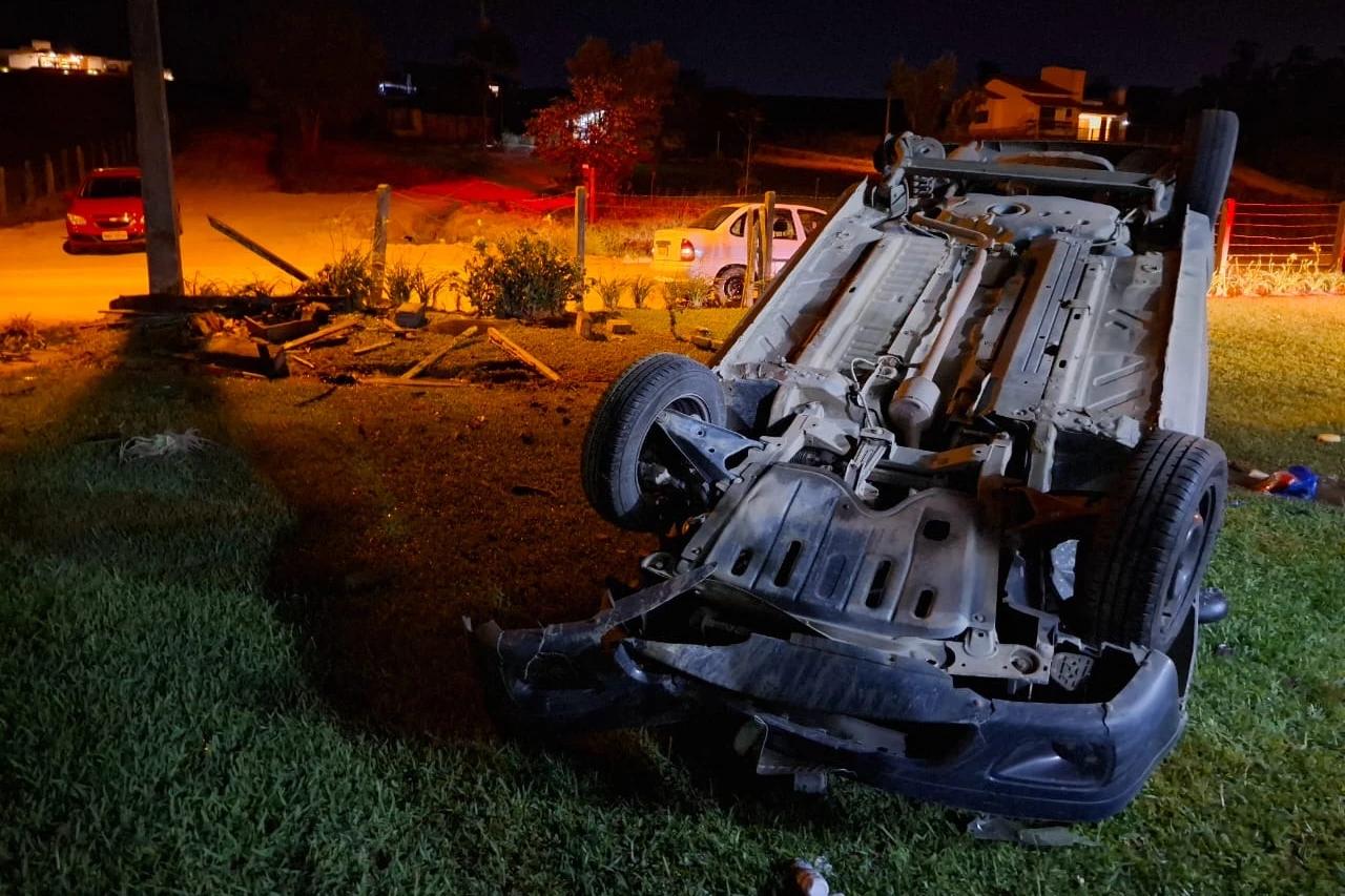 Jovem fica ferida após capotamento de carro