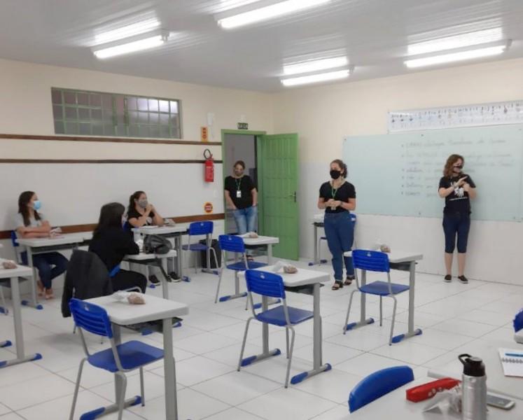 Curso de Libras contempla funcionários e familiares de alunos da Escola Polo de Surdos em Criciúma