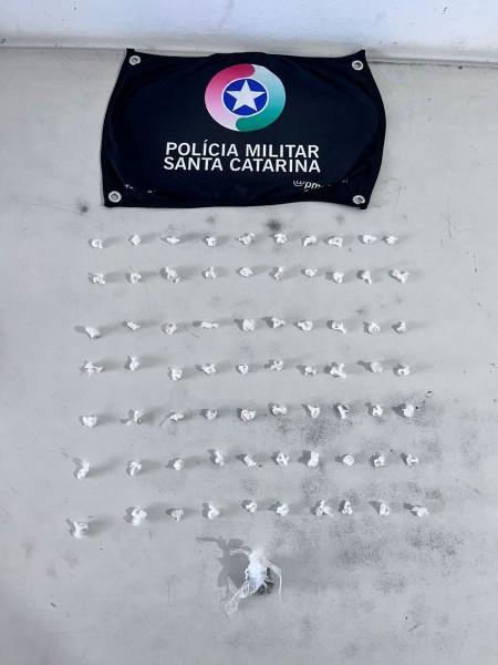 PM apreende porção de maconha e 70 pedras de crack em Araranguá