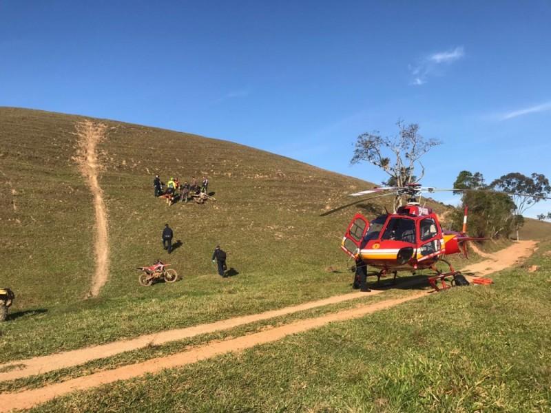Motociclista é resgatado de helicóptero após se acidentar em trilha no interior de Imaruí