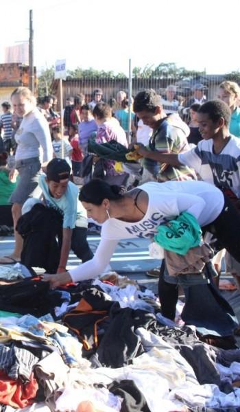 Campanha do Agasalho 2015 entrega primeira remessa de roupas
