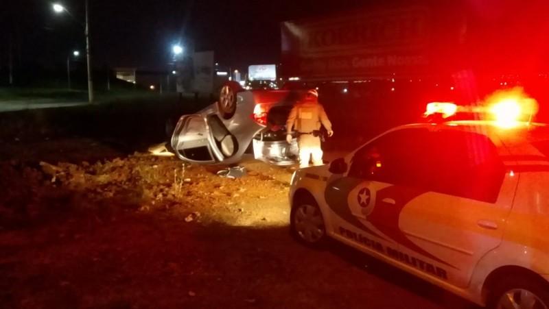Motorista foge de barreira policial e capota veículo na SC-445