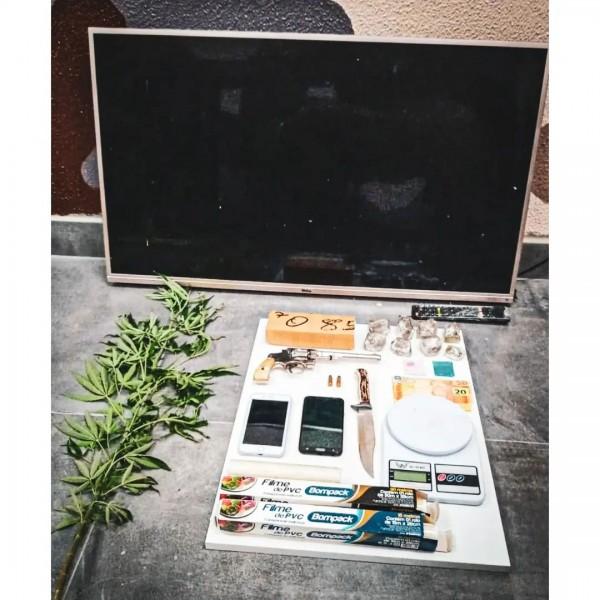PM apreende pé de maconha, arma de fogo e munições em Tubarão 