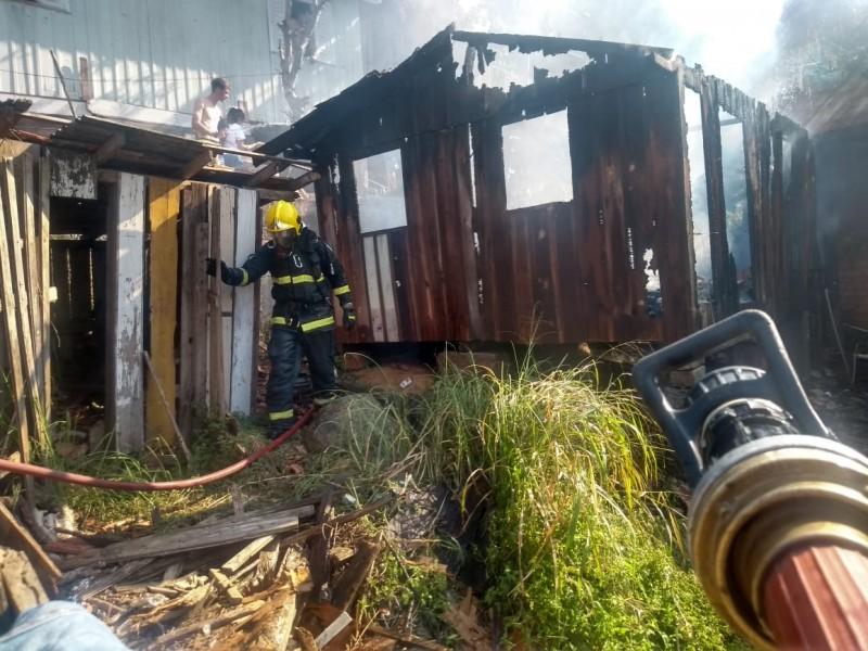 Casa de madeira pega fogo em Tubarão