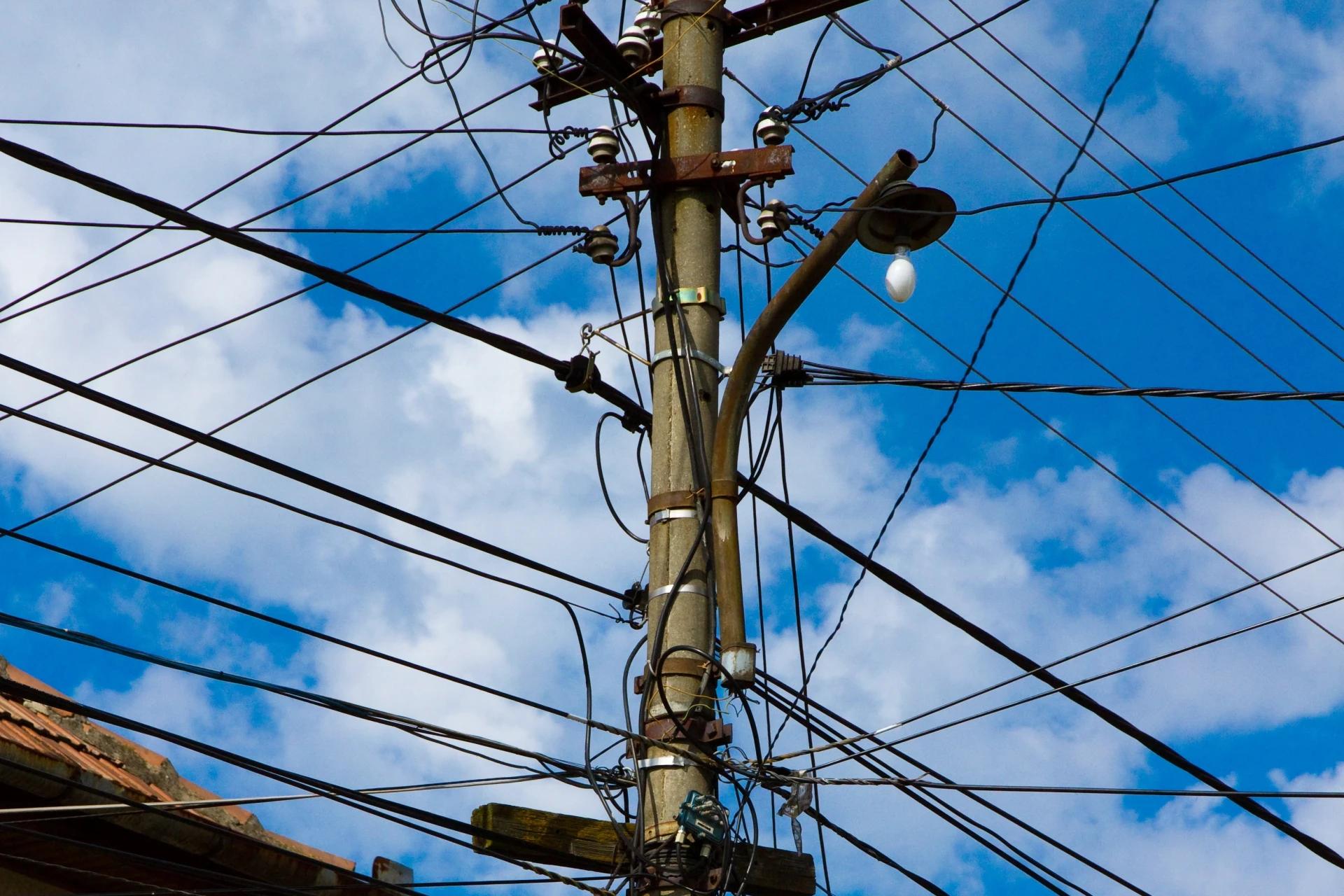 Vereador propõe reunião para operação limpa fios em Içara