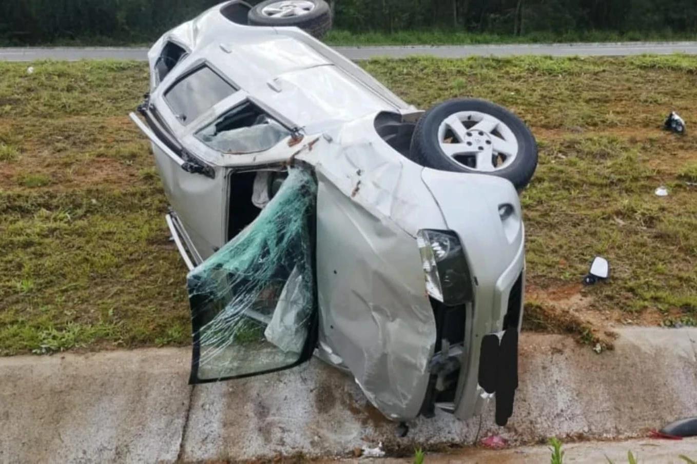 Carro capota na Via Rápida e jovem escapa ilesa de acidente