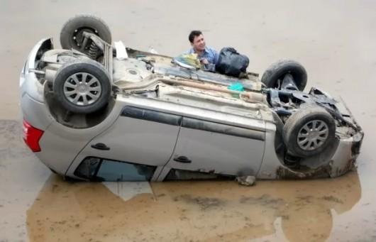 Motorista capota e cai dentro de provárzea, em São Bento Alto
