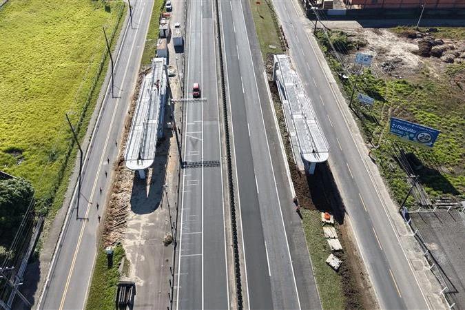 Içamento das vigas em nova passarela de Maracajá bloqueia BR-101