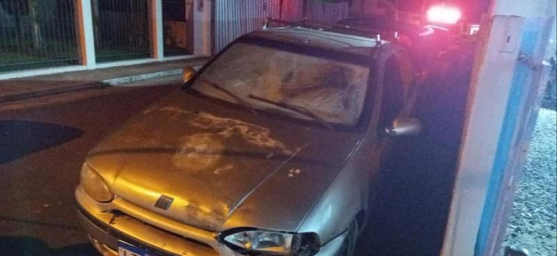 Araranguá: após perseguição, suspeitos fogem a pé e PM recupera carro roubado